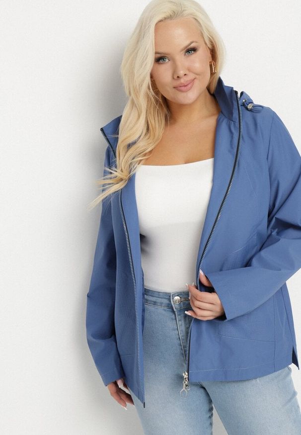 Born2be - Niebieska Kurtka o Prostym Kroju z Odpinanym Kapturem Nusanelis. Okazja: na co dzień. Kolekcja: plus size. Kolor: niebieski. Materiał: jeans. Styl: klasyczny, sportowy, casual, elegancki