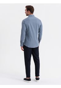 Ombre Clothing - Męska koszula SLIM FIT z ozdobnej tkaniny z kieszonką – niebieska V1 - Rozmiar: L. Okazja: do pracy. Typ kołnierza: kołnierzyk klasyczny. Kolor: niebieski. Materiał: tkanina. Wzór: haft, ze splotem. Styl: klasyczny, elegancki #7