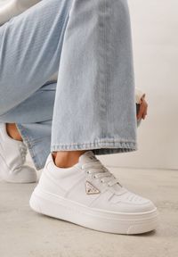 Born2be - Białe Sneakersy VICES na Grubej Podeszwie z Trójkątną Aplikacją Meanata. Okazja: na co dzień. Kolor: biały. Materiał: jeans. Wzór: aplikacja #1