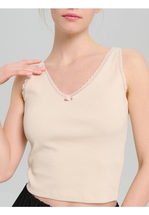 Sinsay - Prążkowana koszulka na ramiączkach - kremowy. Kolor: kremowy. Materiał: prążkowany. Długość rękawa: na ramiączkach