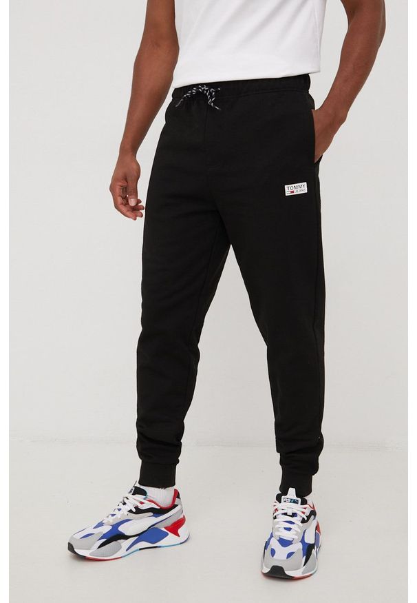 Tommy Jeans spodnie dresowe DM0DM13297BDS.PPYY męskie kolor czarny gładkie. Kolor: czarny. Materiał: dresówka. Wzór: gładki