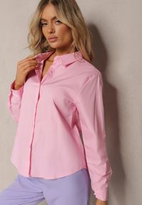 Renee - Różowa Klasyczna Koszula z Długimi Rękawami z Możliwością Podwinięcia Brennadia. Kolor: różowy. Materiał: materiał. Długość rękawa: długi rękaw. Długość: długie. Wzór: gładki. Styl: klasyczny #2