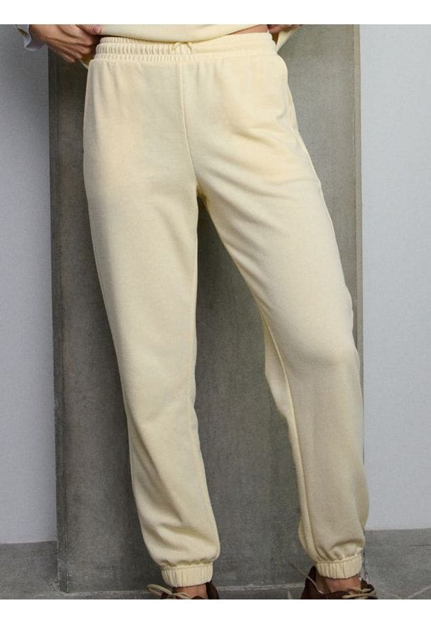 Sinsay - Spodnie jogger z dzianiny terry - żółty. Kolor: żółty. Materiał: dzianina