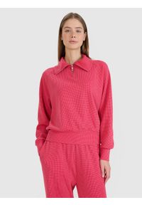4f - 4F Bluza dresowa oversize nierozpinana bez kaptura damska - różowa S. Okazja: na co dzień. Typ kołnierza: bez kaptura. Kolor: różowy. Materiał: dresówka. Długość rękawa: raglanowy rękaw. Wzór: ze splotem. Styl: sportowy, casual