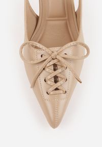 Renee - Ciemnobeżowe Szpilki Slingback VICES Zdobione Gorsetowym Wiązaniem z Kokardą Azimuna. Okazja: na co dzień. Kolor: beżowy. Materiał: jeans, koronka. Wzór: aplikacja. Obcas: na szpilce. Styl: casual, elegancki #6