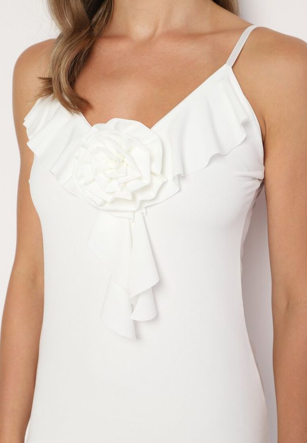 Born2be - Biała Koktajlowa Dopasowana Sukienka z Broszką Kwiatkiem Vikanna. Typ kołnierza: kołnierz z falbankami, dekolt w kształcie V. Kolor: biały. Długość rękawa: na ramiączkach. Wzór: kwiaty. Typ sukienki: dopasowane. Styl: wizytowy