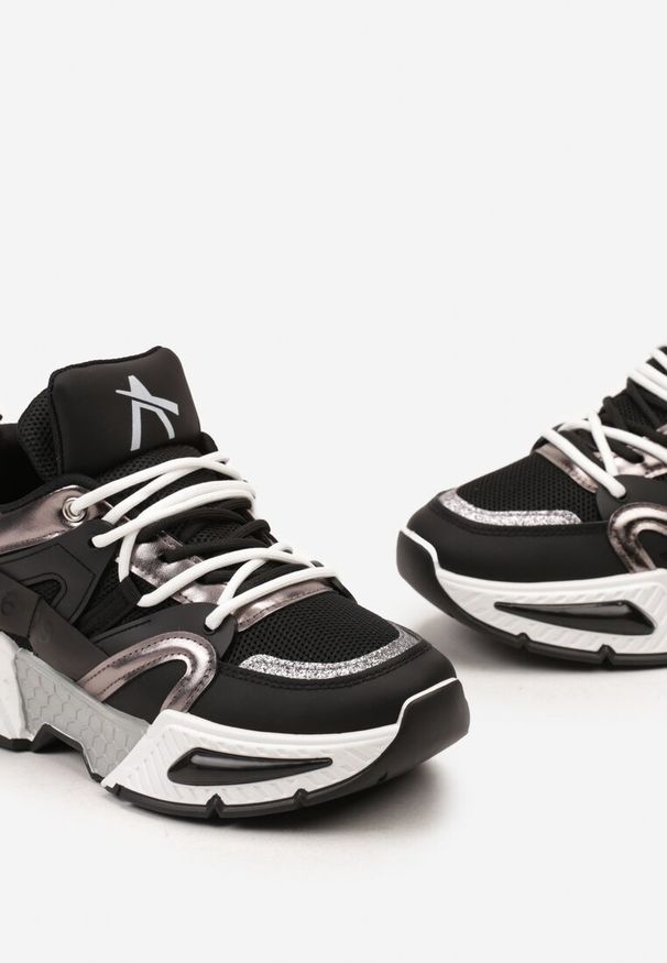 Renee - Czarne Nowoczesne Sneakersy z Grubą Podeszwą i Sznurowaniem Silika. Okazja: na co dzień. Nosek buta: okrągły. Kolor: czarny. Materiał: jeans