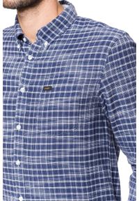 Lee - KOSZULA LEE BUTTON DOWN WASHED BLUE L880IOLR. Typ kołnierza: button down. Kolor: biały. Długość rękawa: długi rękaw. Długość: długie. Wzór: kratka. Styl: elegancki #3