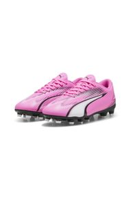 Buty piłkarskie dla dzieci Puma Ultra Play. Zapięcie: bez zapięcia. Kolor: biały, wielokolorowy, różowy, czarny. Materiał: materiał, syntetyk. Szerokość cholewki: normalna. Sport: piłka nożna