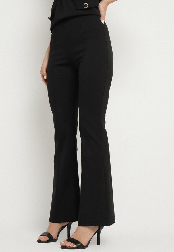 Born2be - Czarny Komplet Top z Baskinką Zdobiony Guzikami i Spodnie Dzwony Sovkio. Kolor: czarny. Wzór: aplikacja