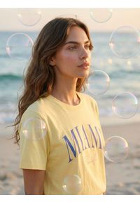 Sinsay - Bawełniana koszulka z napisem Miami - yellow jeans. Materiał: jeans, bawełna. Wzór: napisy #1