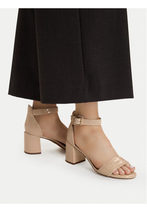 Clarks Sandały Ezoria Mae 26181299 Beżowy. Kolor: beżowy. Materiał: lakier, skóra
