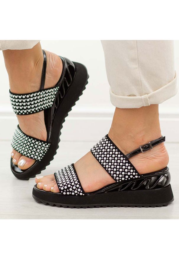 Czarne skórzane sandały damskie na koturnie DiA 3067. Okazja: na co dzień. Zapięcie: sprzączka. Kolor: czarny. Materiał: skóra. Sezon: wiosna, lato. Obcas: na koturnie. Styl: casual, elegancki, klasyczny