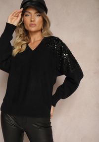 Renee - Czarny Sweter o Kroju Nietoperza Ozdobiony Cekinami i Cyrkoniami Nevarraea. Okazja: na co dzień. Kolor: czarny. Materiał: jeans. Wzór: aplikacja. Styl: klasyczny, casual, elegancki #3