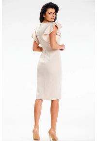 Awama - Koktajlowa sukienka ołówkowa dekolt V i falbanki beżowa. Okazja: na komunię, na ślub cywilny, na wesele, na imprezę. Typ kołnierza: kołnierz z falbankami. Kolor: beżowy. Typ sukienki: ołówkowe. Styl: wizytowy #4