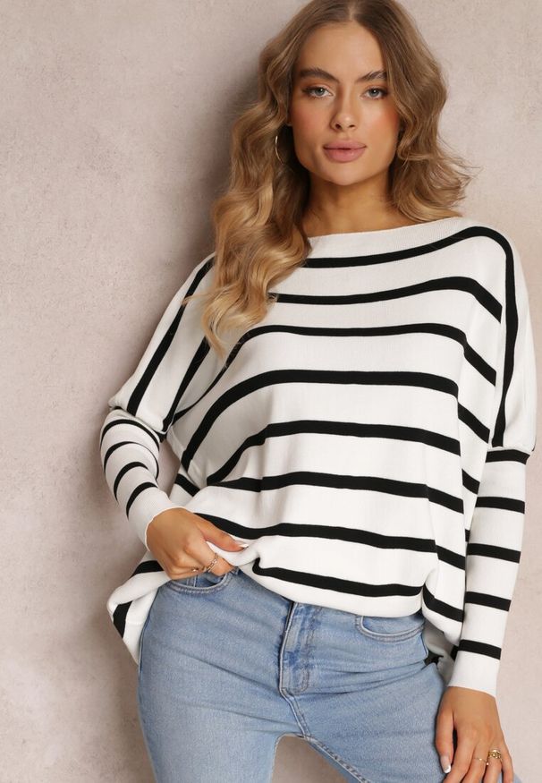 Renee - Biały Oversizowy Sweter z Rękawami o Fasonie Nietoperz i Wzorem w Paski Eistauma. Kolor: biały. Wzór: paski