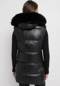 Born2be - Czarna Kamizelka Pikowana z Kapturem i Futerkiem Adamisia. Typ kołnierza: kaptur. Kolor: czarny. Materiał: futro. Wzór: aplikacja #3