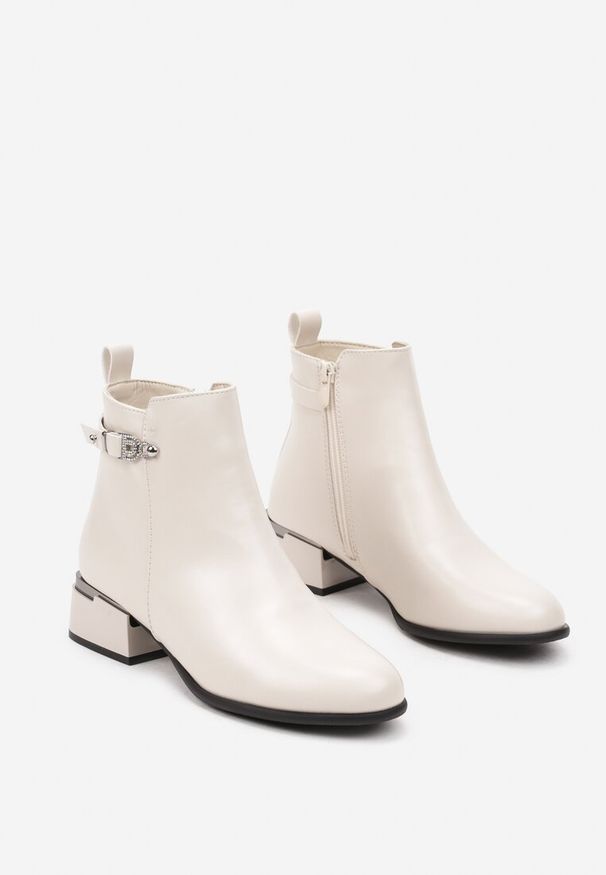 Renee - Beżowe Botki na Obcasie w Stylu Sztybletów Ozdobione Metalicznymi Aplikacjami Arhella. Okazja: na co dzień, na randkę. Zapięcie: zamek. Kolor: beżowy. Materiał: jeans. Wzór: aplikacja. Obcas: na obcasie. Styl: casual. Wysokość obcasa: średni