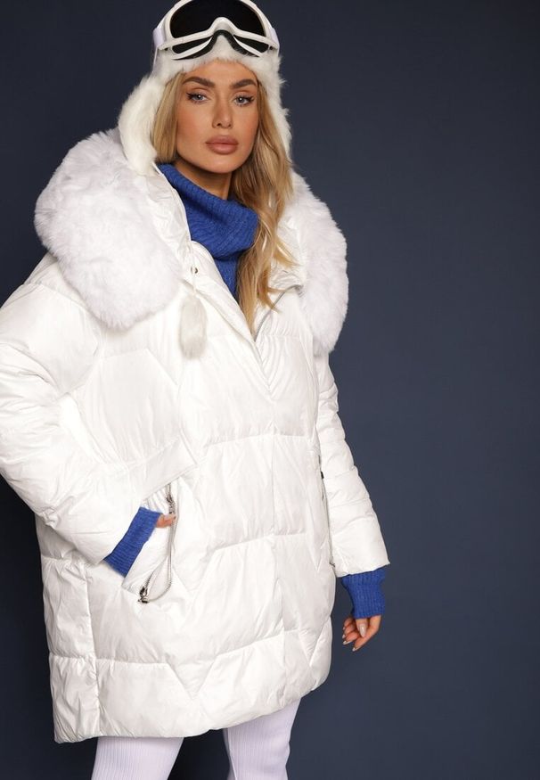 Renee - Biała Pudełkowa Kurtka Pikowana Ozdobiona Odpinanym Futerkiem i Suwakiem Hedizelle. Okazja: na spacer, na co dzień. Kolor: biały. Materiał: futro. Wzór: aplikacja. Sezon: zima. Styl: elegancki, casual, wizytowy