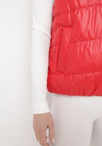 Born2be - Czerwona Kamizelka z Odpinanym Kapturem i Kieszeniami Pikowana Aggevia. Kolor: czerwony #5