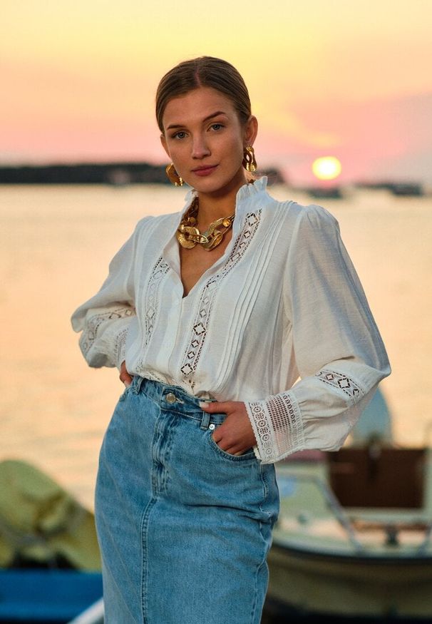 Renee - Biała Koszula ze Stójką i Koronką Phaeninca. Okazja: na co dzień. Typ kołnierza: kołnierzyk stójkowy. Kolor: biały. Materiał: koronka. Wzór: koronka. Styl: casual, elegancki