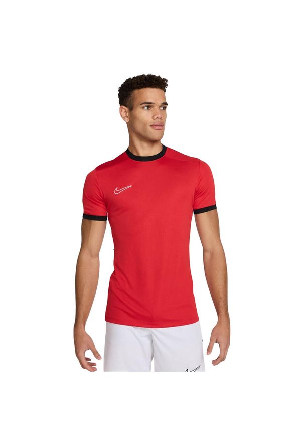 Nike - Męska Koszulka Z Krótkim Rękawem Academy 25 DriFIT. Kolor: czerwony. Długość rękawa: krótki rękaw. Długość: krótkie