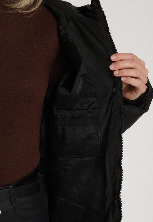 Born2be - Czarna Zimowa Kurtka Pikowana o Długim Kroju z Kapturem i Bocznymi Suwakami Mevorria. Okazja: na spacer. Typ kołnierza: kaptur. Kolekcja: plus size. Kolor: czarny. Materiał: jeans, dzianina. Długość: długie. Sezon: zima