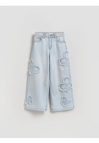 Reserved - Jeansy wide leg z aplikacjami - niebieski. Kolor: niebieski. Wzór: aplikacja #1