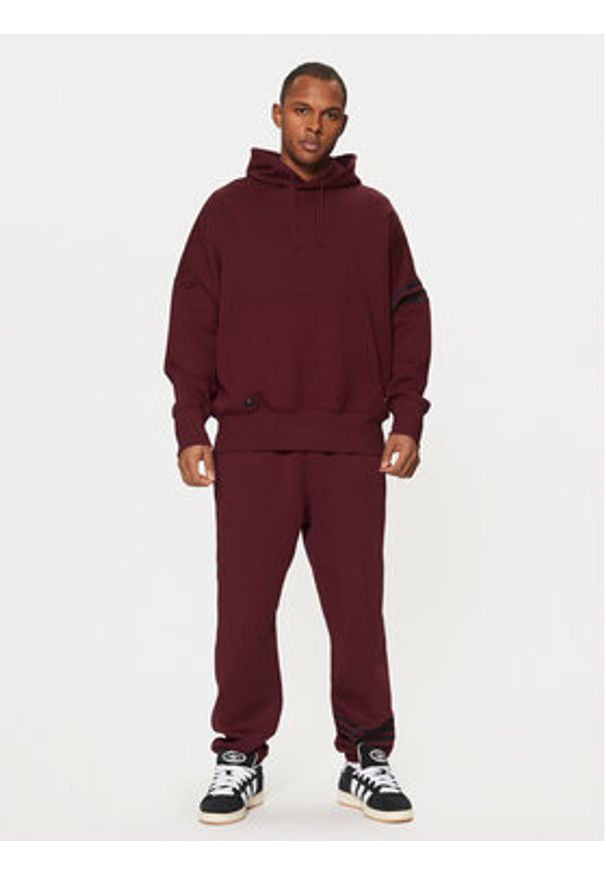 Adidas - adidas Spodnie dresowe Neuclassics JC9902 Czerwony Loose Fit. Kolor: czerwony. Materiał: syntetyk