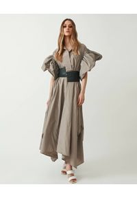 MMC STUDIO - Asymetryczna sukienka oversizeowa Ilo. Kolor: beżowy. Materiał: materiał. Typ sukienki: asymetryczne #2
