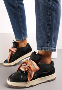 Renee - Czarne Sneakersy z Dekoracyjnym Sznurowaniem i Wstawką na Języku Cristen. Kolor: czarny