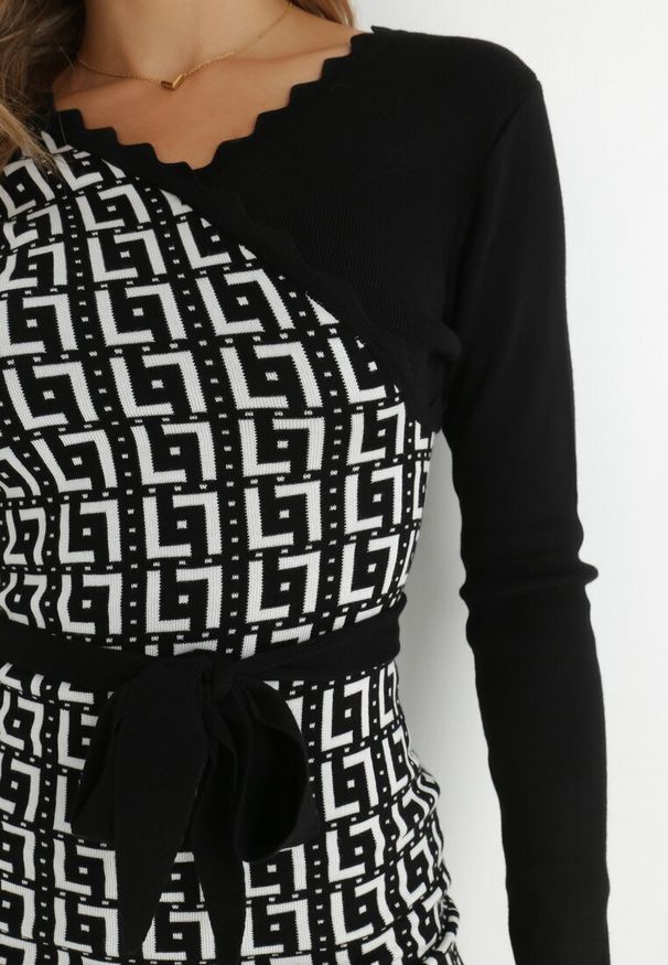 Born2be - Czarno-Biała Sukienka Dzianinowa w Geometryczny Wzór z Kopertowym Dekoltem Mazia. Okazja: na co dzień, do pracy. Kolor: czarny. Materiał: dzianina. Długość rękawa: długi rękaw. Wzór: geometria. Typ sukienki: kopertowe. Styl: klasyczny, casual, elegancki. Długość: mini