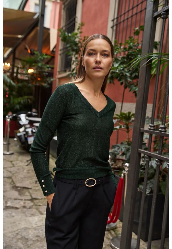 MOODO - Sweter z metaliczną nitką zielony. Kolor: zielony. Materiał: wiskoza