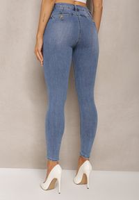 Renee - Niebieskie Klasyczne Jeansy o Dopasowanym Fasonie Assetim. Kolor: niebieski. Styl: klasyczny #3