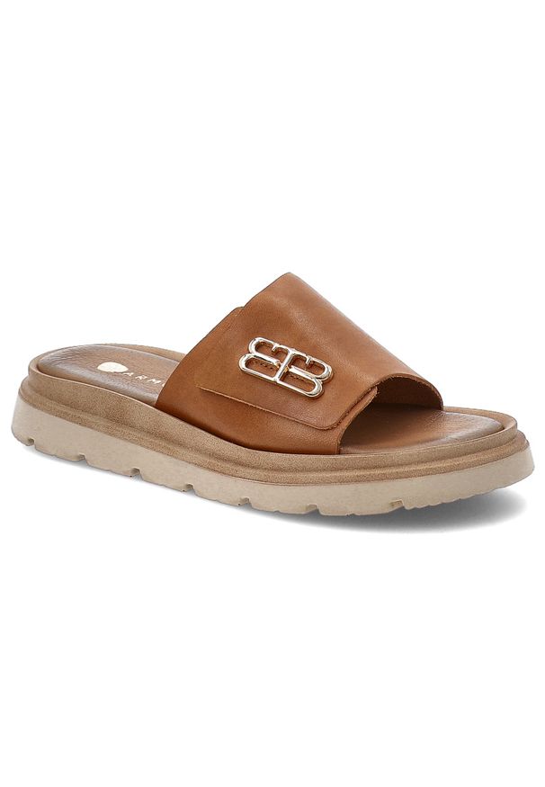 Brązowe Klapki Armodo Stylowe Obuwie Damskie Ze Skóry Naturalnej. Okazja: na co dzień. Kolor: brązowy. Materiał: skóra. Sezon: lato. Styl: elegancki