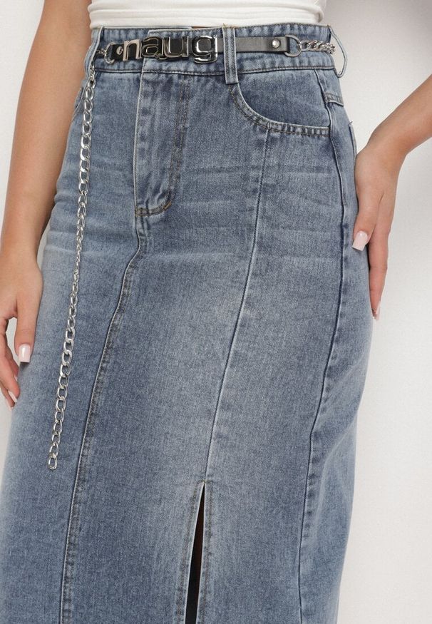 Born2be - Granatowa Bawełniana Spódnica Jeansowa Ozdobiona Łańcuchem Lilisela. Okazja: na co dzień. Kolor: niebieski. Materiał: bawełna, jeans. Wzór: aplikacja. Styl: klasyczny, elegancki, casual