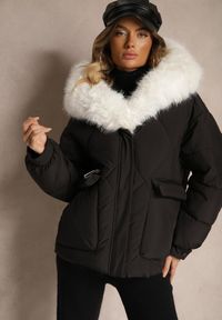 Renee - Czarna Kurtka Pikowana z Kapturem i Odpinanymi Futerkowymi Wstawkami Izafera. Okazja: na co dzień. Typ kołnierza: kaptur. Kolor: czarny. Materiał: jeans. Styl: casual, elegancki