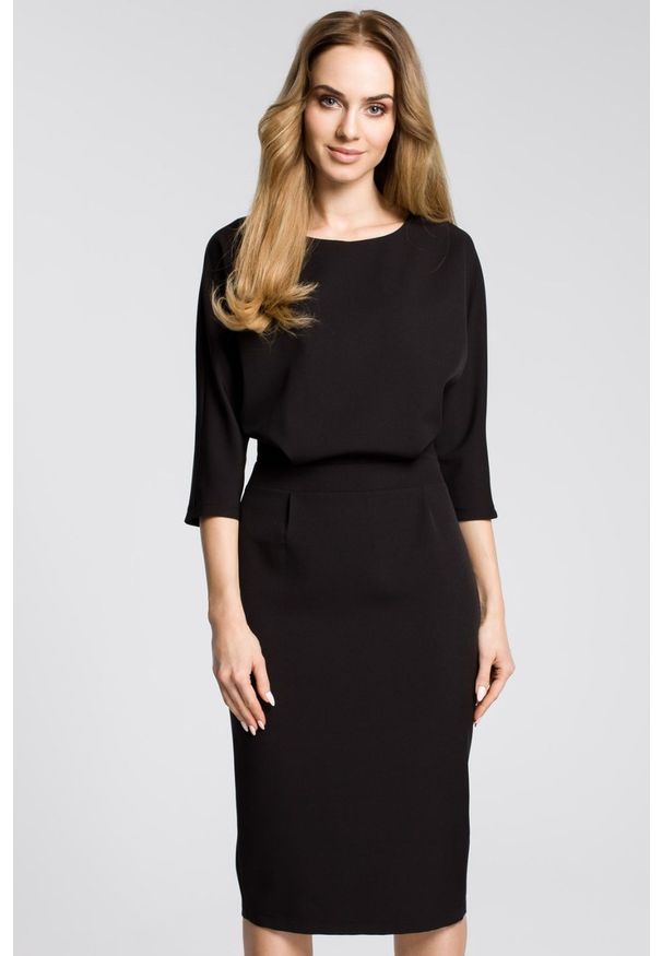 MOE - Sukienka elegancka midi kimonowa góra i dopasowany dół czarna. Okazja: do pracy, na spotkanie biznesowe, na randkę. Kolor: czarny. Typ sukienki: dopasowane. Styl: elegancki. Długość: midi