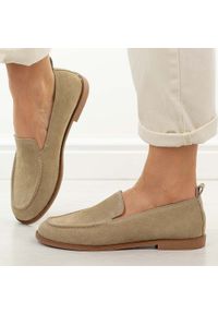 Piaskowe skórzane mokasyny damskie T.Sokolski w26-123. Okazja: na spacer, na co dzień. Nosek buta: okrągły. Kolor: beżowy. Materiał: zamsz, skóra. Sezon: wiosna, jesień, lato. Styl: casual, elegancki, klasyczny #1