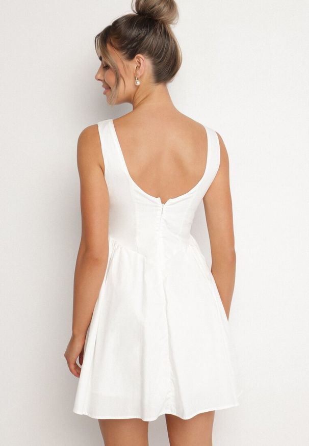 Born2be - Biała Bawełniana Sukienka Rozkloszowana Lavione. Okazja: na co dzień. Kolor: biały. Materiał: bawełna. Typ sukienki: proste. Styl: casual, elegancki, klasyczny