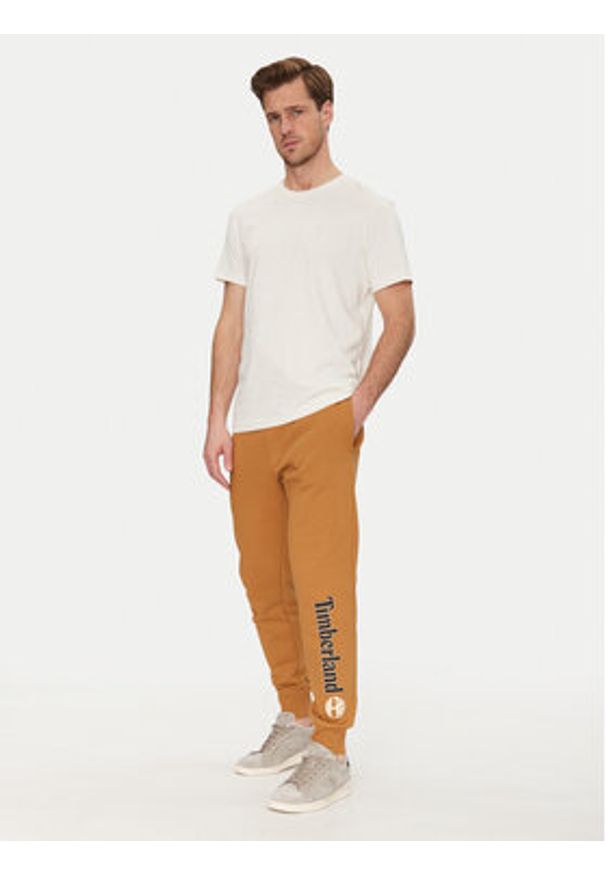 Timberland Spodnie dresowe TB0A5YFB Beżowy Regular Fit. Kolor: beżowy. Materiał: bawełna