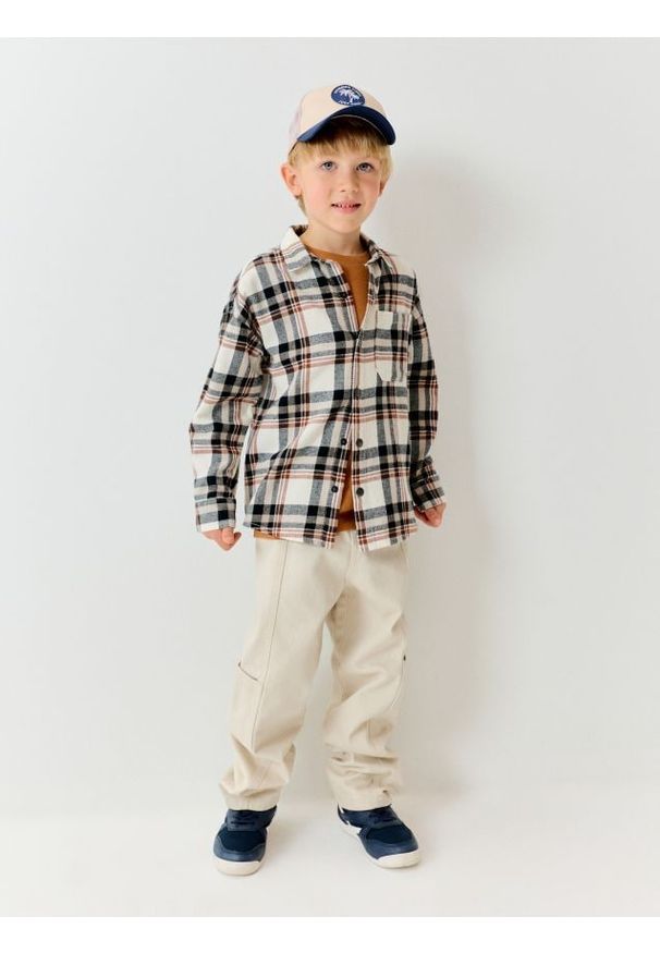 Sinsay - Jeansy cargo - beżowy. Kolor: beżowy