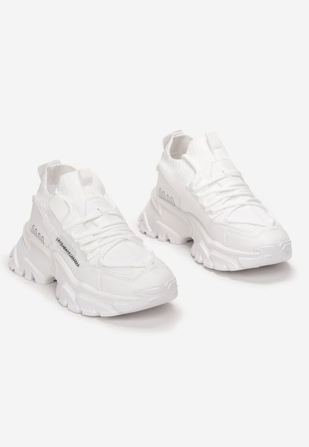 Renee - Białe Sneakersy Kharena. Zapięcie: bez zapięcia. Kolor: biały. Materiał: materiał. Szerokość cholewki: normalna. Wzór: aplikacja