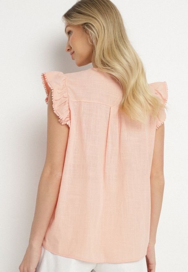 Born2be - Różowa Bawełniana Bluzka Zdobiona Haftem i Falbanką Taloretia. Okazja: na co dzień. Typ kołnierza: dekolt w serek. Kolor: różowy. Materiał: bawełna. Długość rękawa: krótki rękaw. Długość: krótkie. Wzór: aplikacja, haft. Styl: casual, elegancki