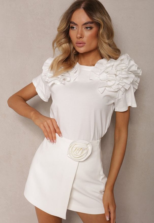 Renee - Biały T-shirt z Bawełny Ozdobiony Bufiastymi Falbankami Kandrra. Typ kołnierza: kołnierz z falbankami. Kolor: biały. Materiał: bawełna. Wzór: aplikacja