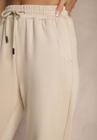 Renee - Beżowe Szerokie Spodnie Dresowe High Waist Ozdobione Sznurkiem Haliran. Okazja: na co dzień, na spacer. Stan: podwyższony. Kolor: beżowy. Materiał: dresówka. Wzór: aplikacja. Styl: elegancki, casual #4