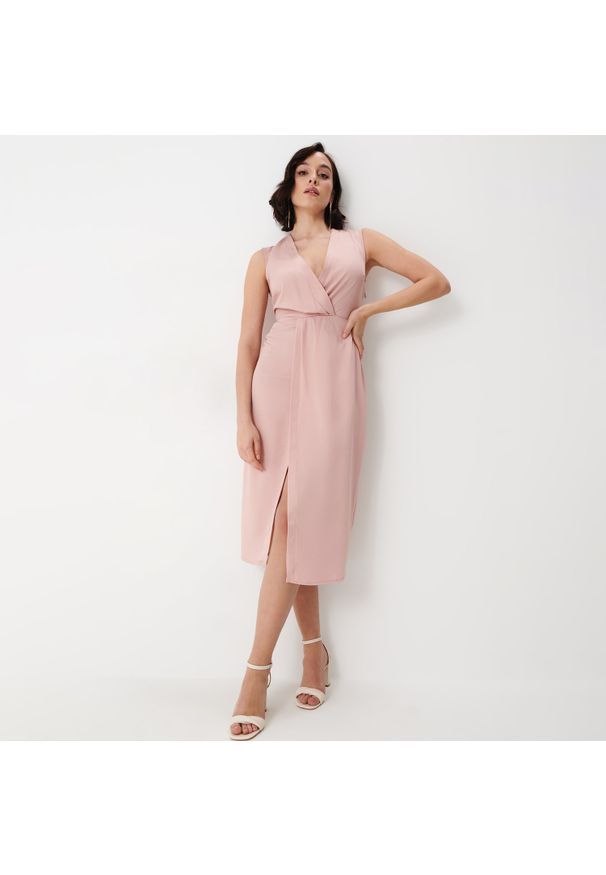 Mohito - Elegancka sukienka midi z rozcięciem - Różowy. Kolor: różowy. Styl: elegancki. Długość: midi