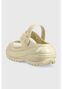 Crocs klapki Classic Mega Crush Sandal damskie kolor beżowy na platformie 207989. Kolor: beżowy. Materiał: guma. Obcas: na platformie #4