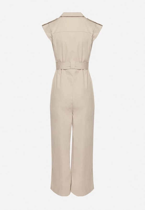 Born2be - Beżowy Taliowany Kombinezon z Guzikami i Cyrkoniami Lumalise. Kolor: beżowy. Styl: glamour, klasyczny