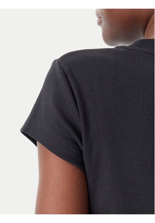 Calvin Klein Jeans T-Shirt LV047AB802 Czarny Regular Fit. Kolor: czarny. Materiał: bawełna